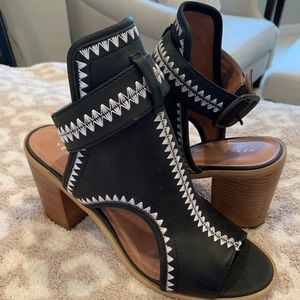 Crisp classy black and white !!